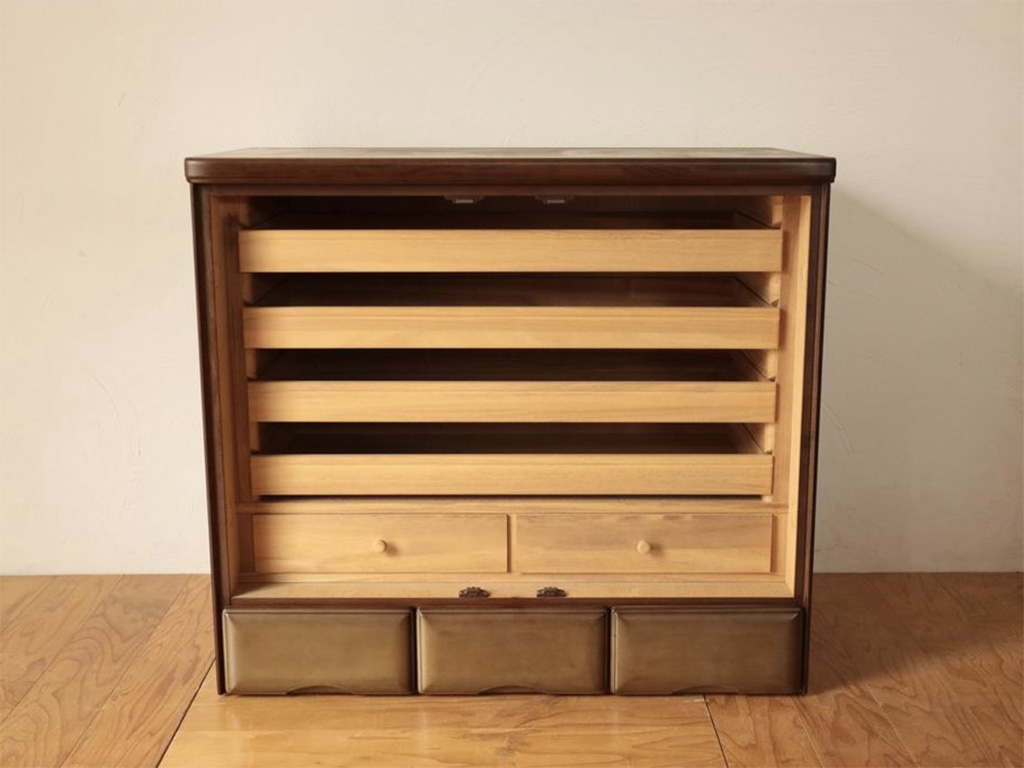 上下分割した和タンスの上部