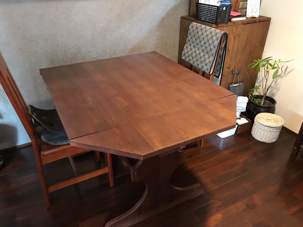 バタフライ式のテーブル