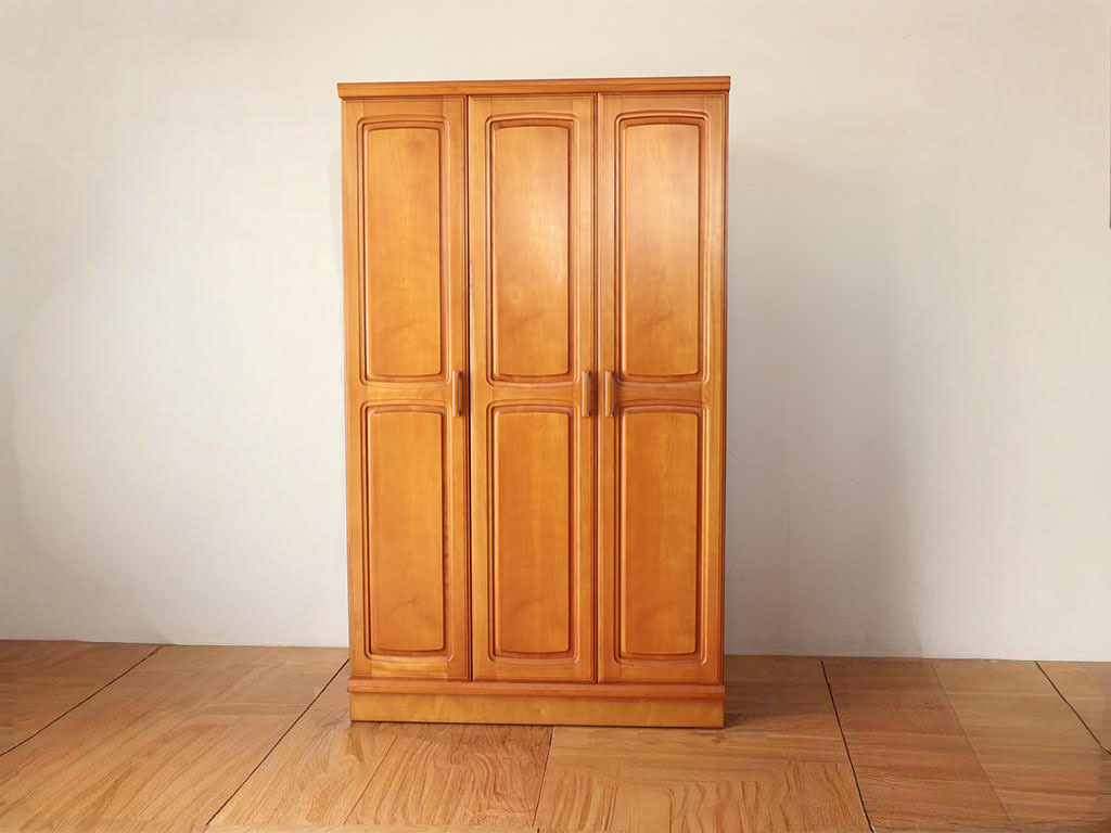 3枚扉の洋服タンス