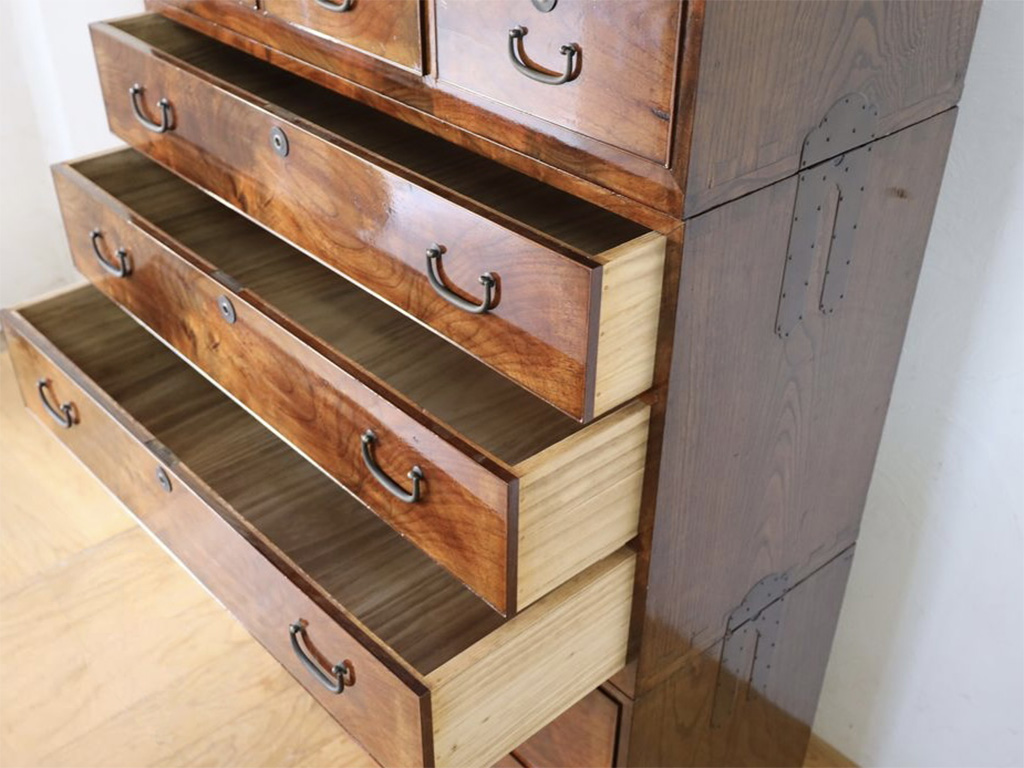 桐タンスの引き出し