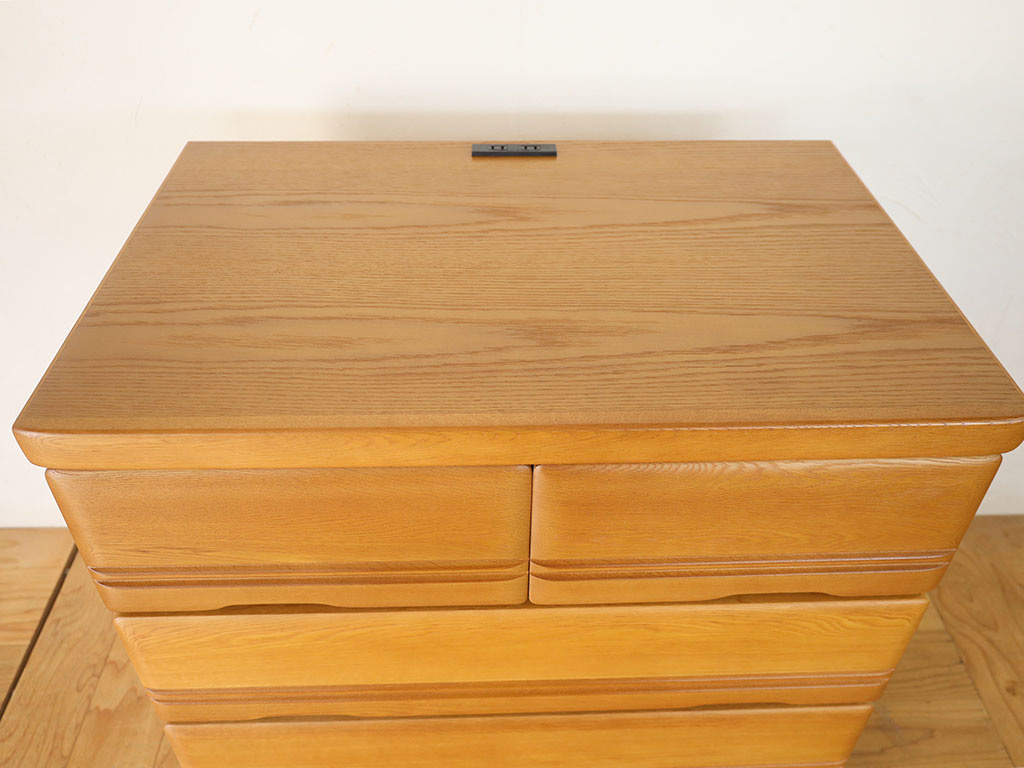 コンセント付きのチェスト