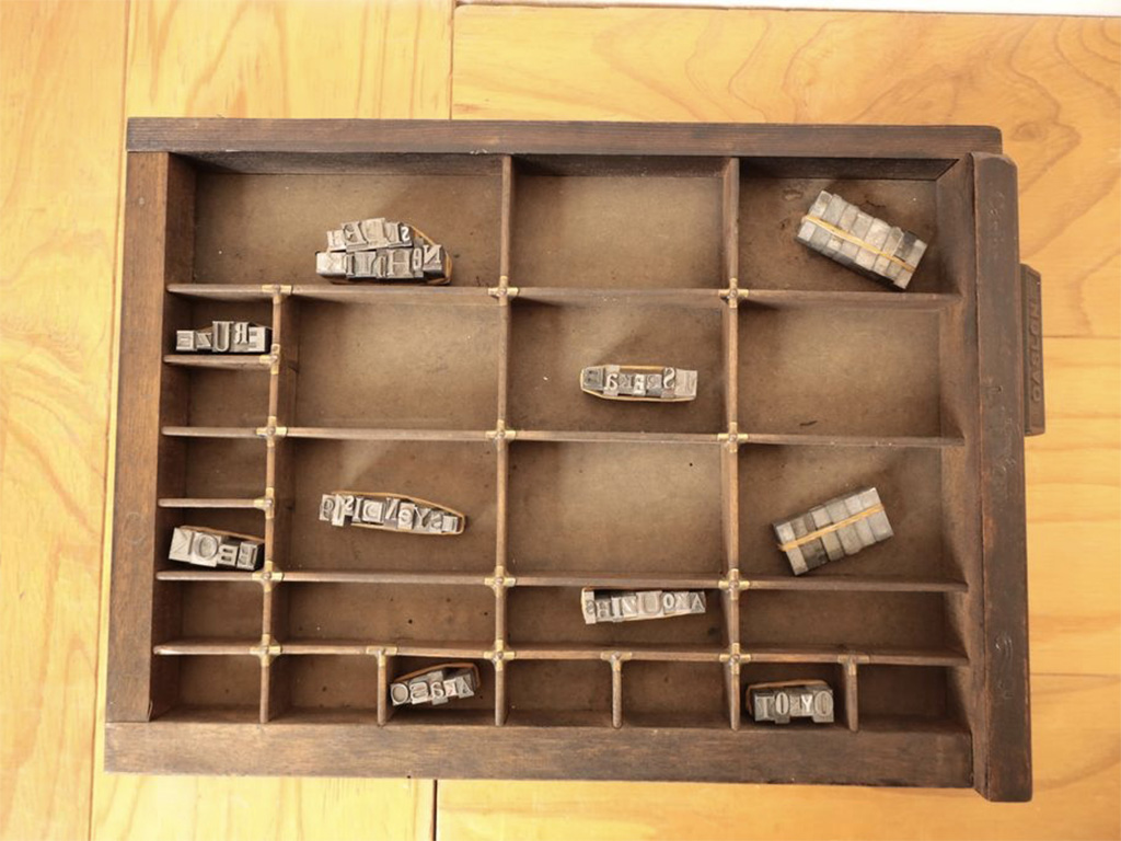 引き出しとタイプライターのパーツ