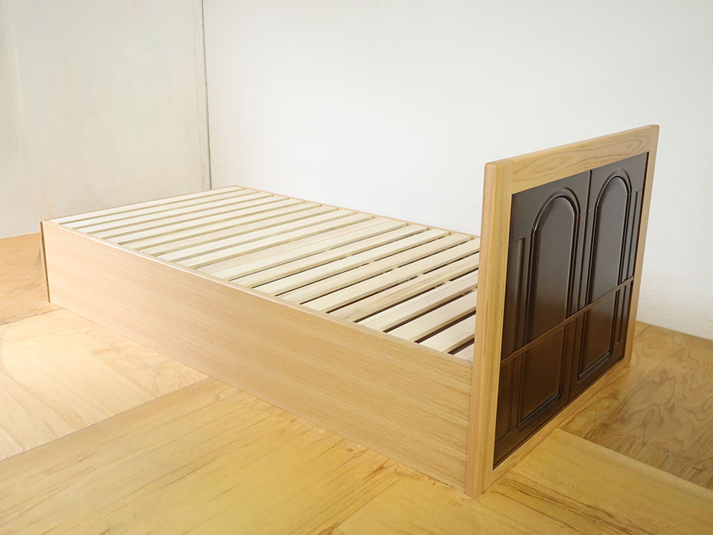 タンス扉を活かしたベッド