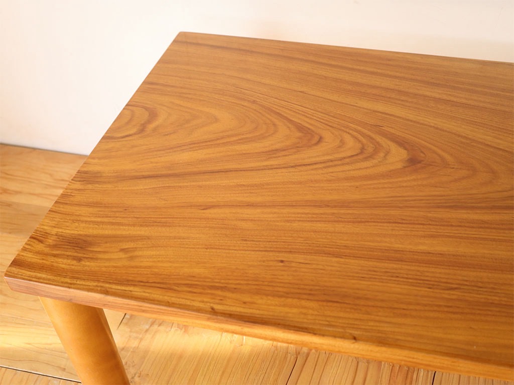 木目が美しい天板