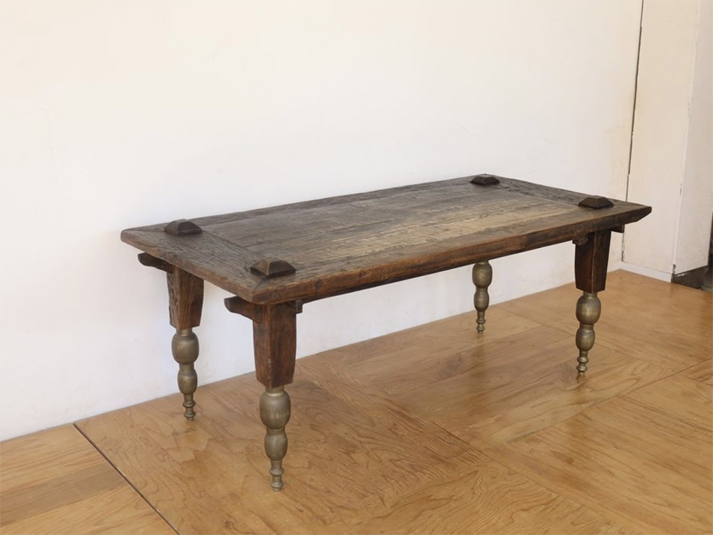 アジアンな雰囲気のテーブル