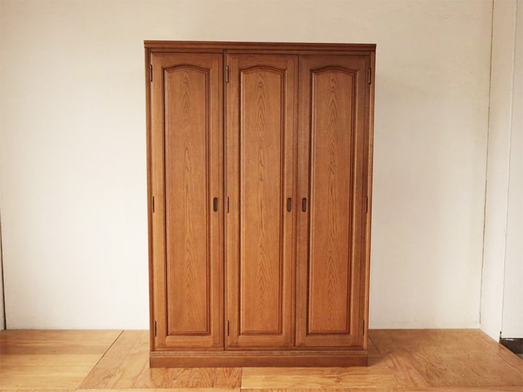 3枚扉の洋服タンス