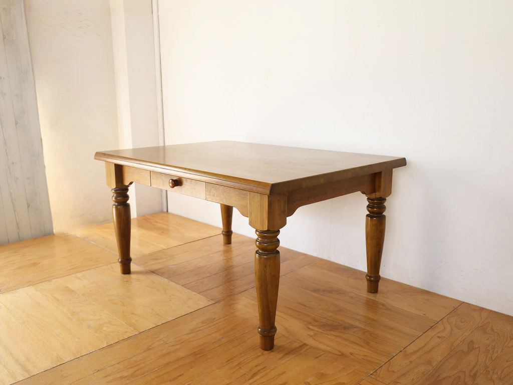 引き出し付きのダイニングテーブル