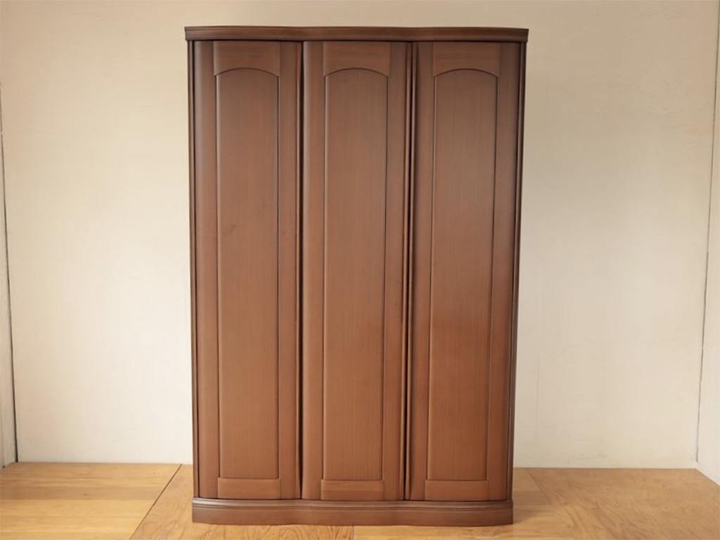 3枚扉の洋服タンス
