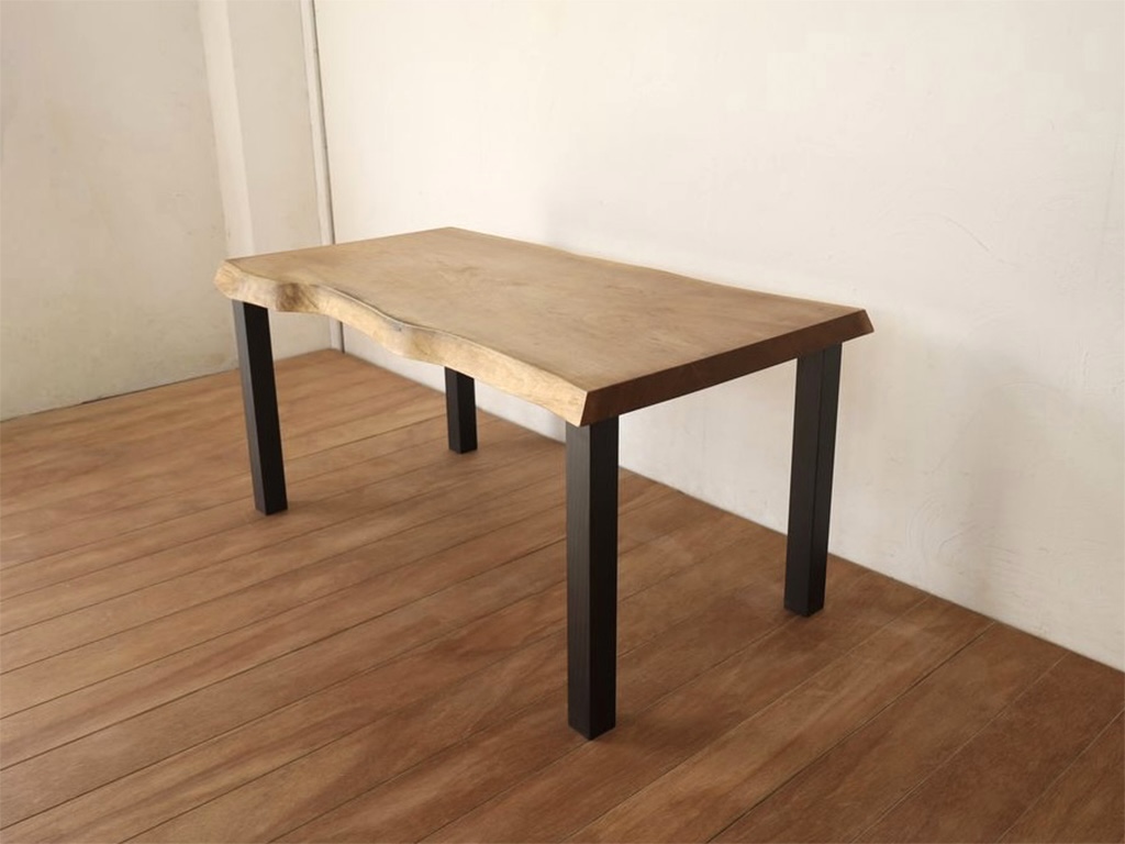 一枚板のダイニングテーブル