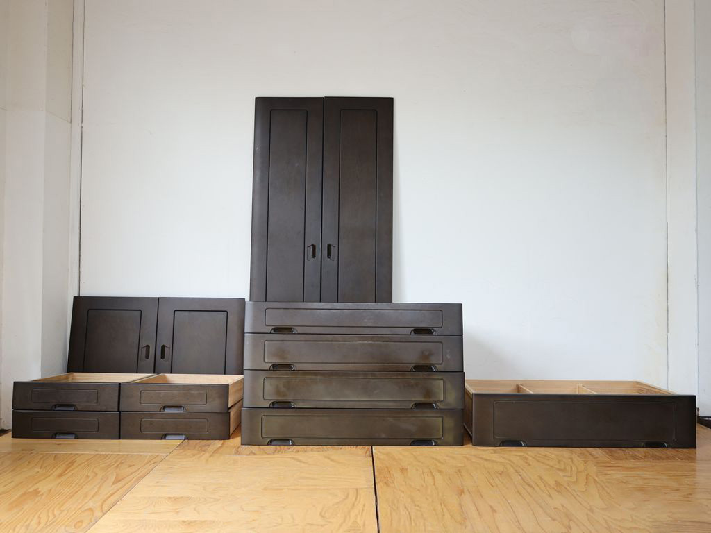 タンス２棹の引き出しと扉