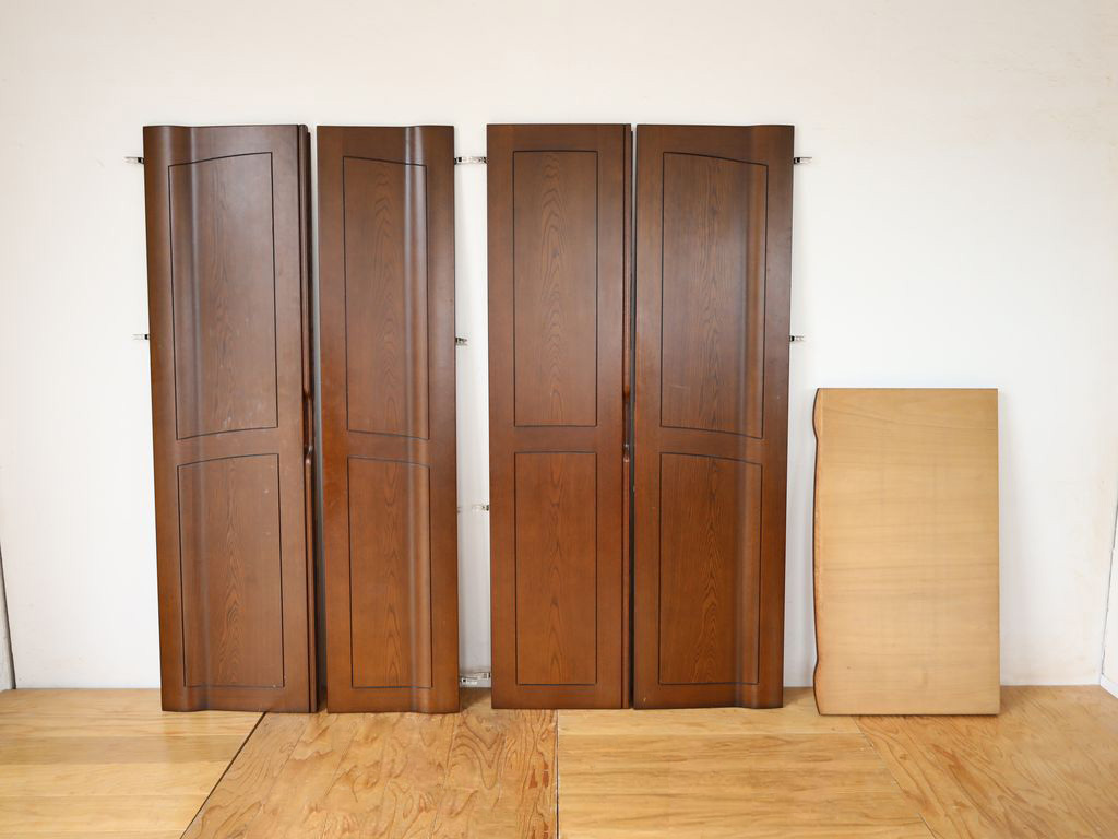 分解したタンスの扉