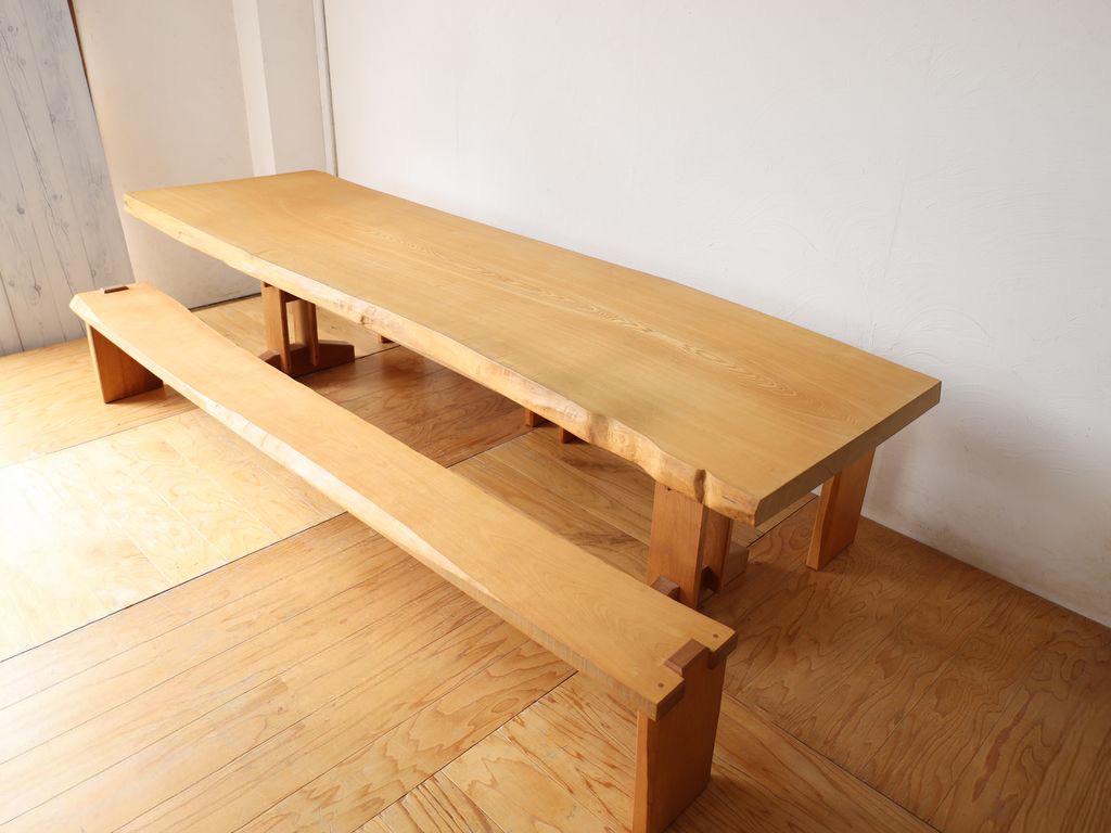 一枚板のダイニングテーブル