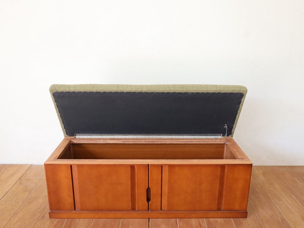 座面下に収納付きのベンチ