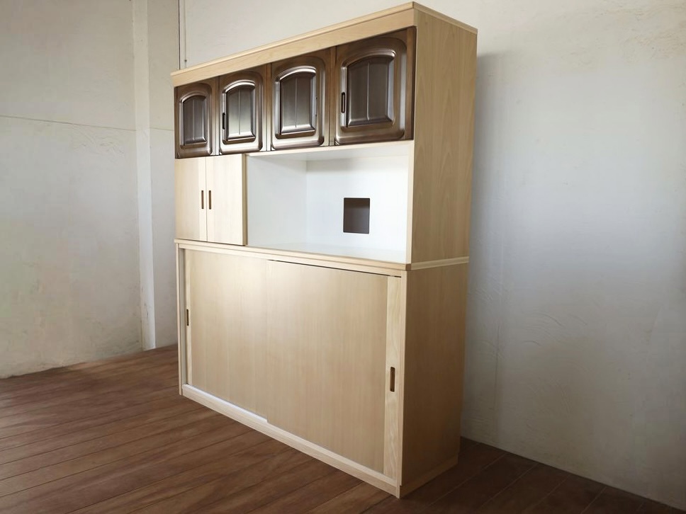 ナチュラルな雰囲気の食器棚