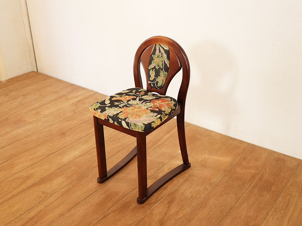 ドレッサーの椅子