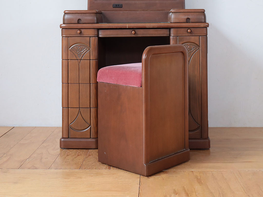 ドレッサーとチェア