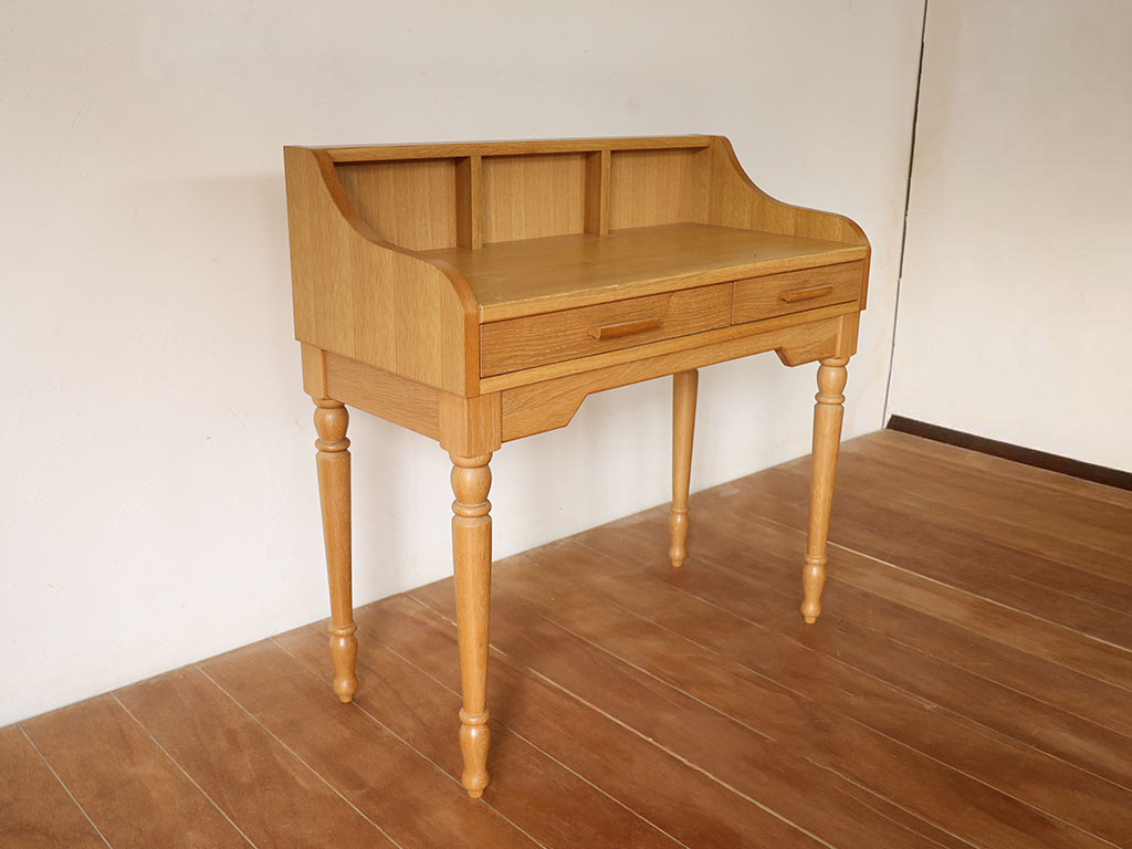 すっきりとしたデザインのデスク