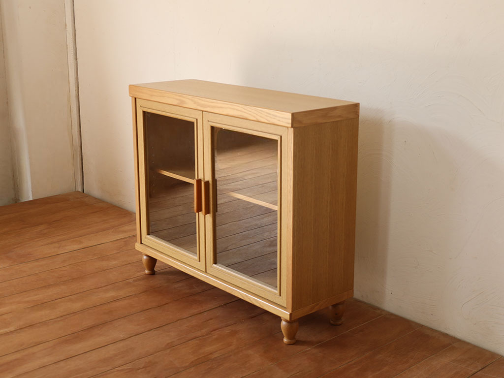 ガラス扉のキャビネット