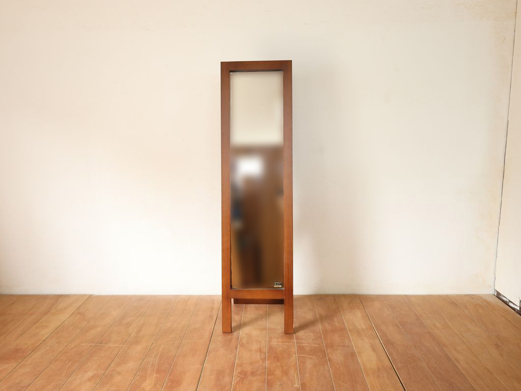 シンプルなスタンドミラー