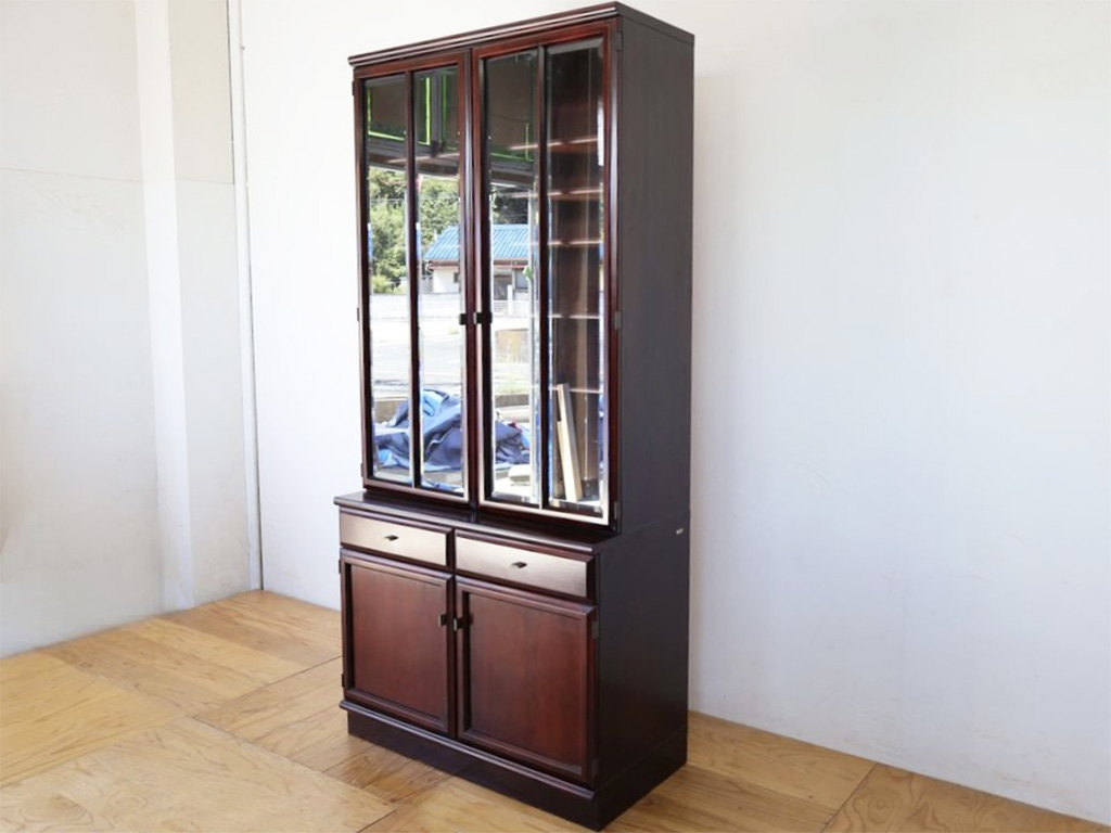 背の高い食器棚