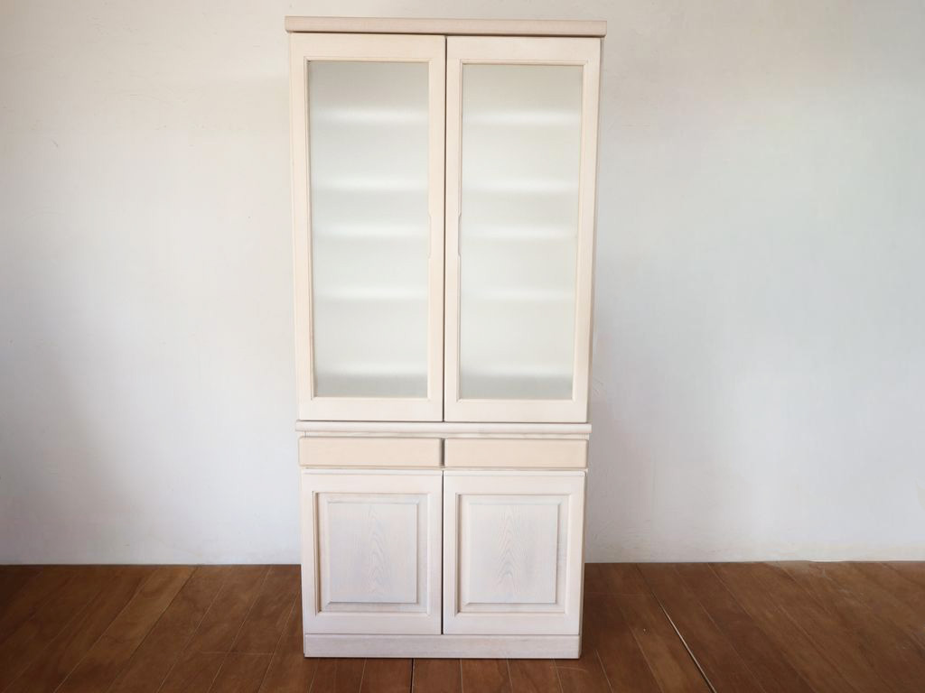 樹脂製ガラスの食器棚