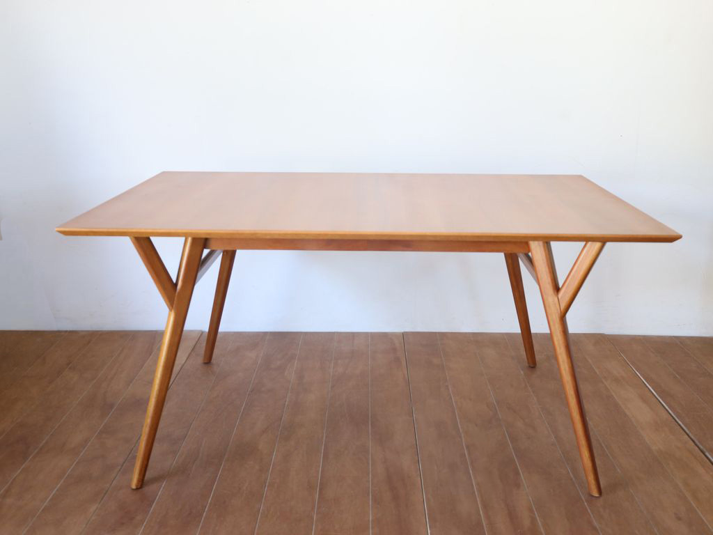 天板を小さくしたダイニングテーブル