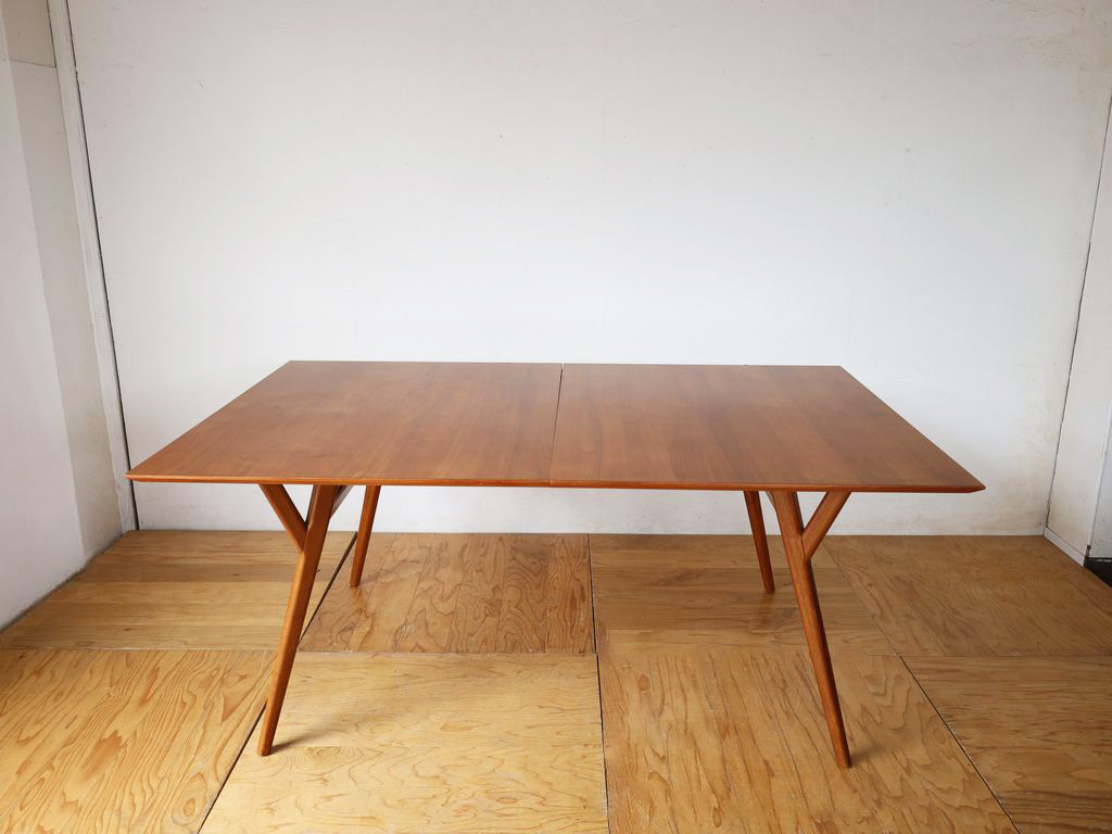 伸縮機能付きダイニングテーブル