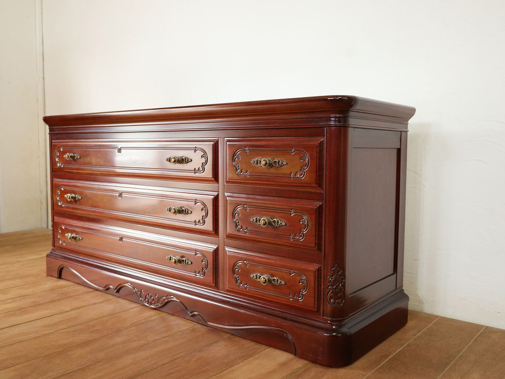 クラシカルな雰囲気の3段チェスト