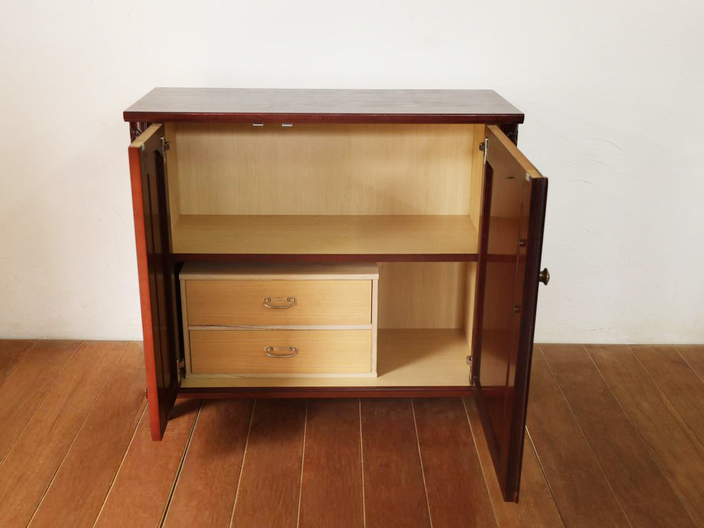 キャビネットの中に引き出しを入れた