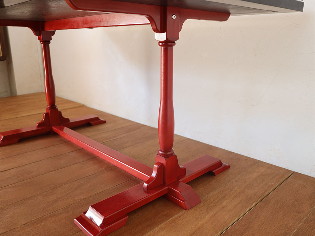 赤く塗装した脚