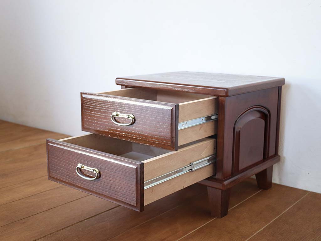 ナイトテーブルの引き出し