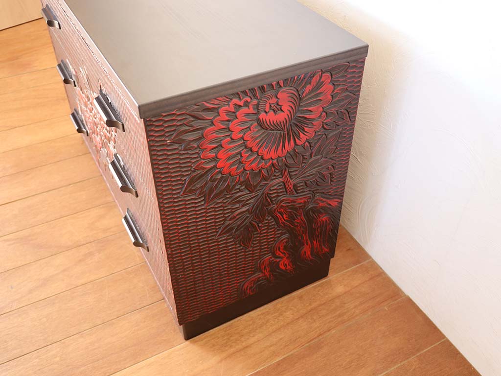 鎌倉彫りの美しさを取り入れたチェスト