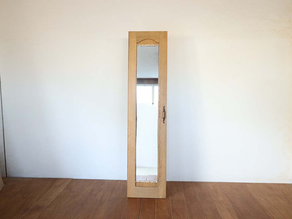 タンス扉を活かしたスタンドミラー