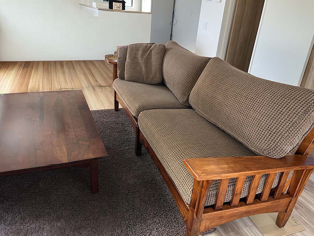 リペアが完了したソファを納品