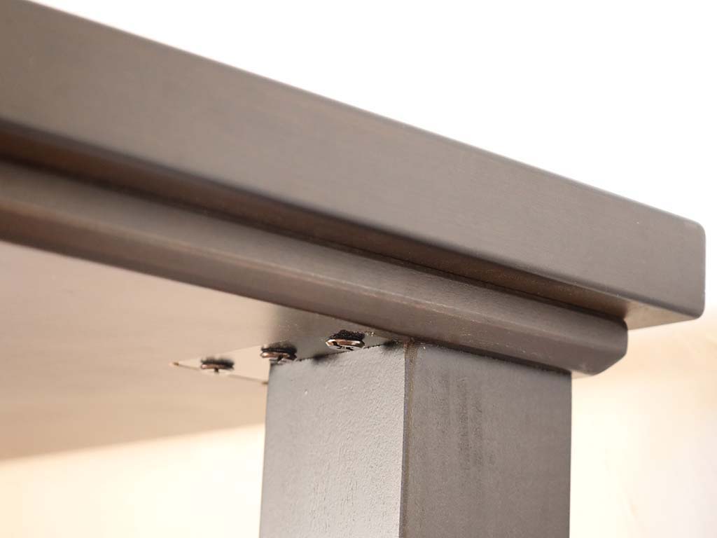 脚は天板に直付け仕様