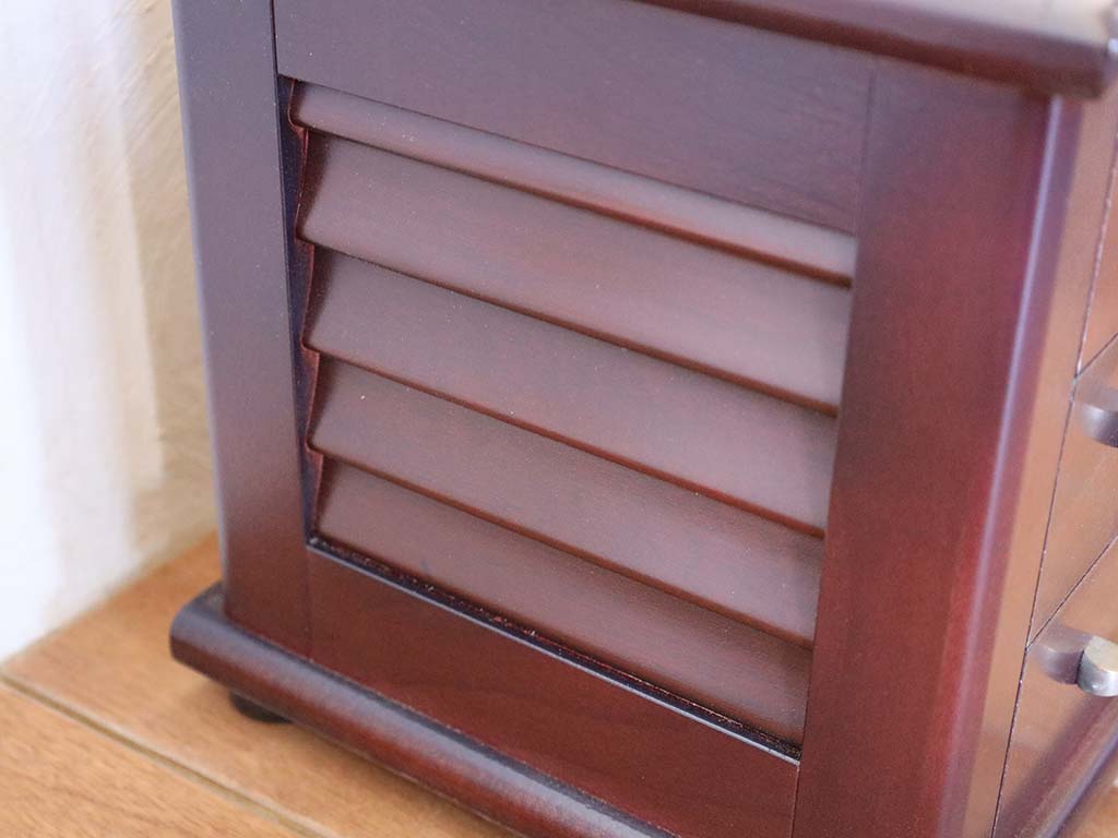 扉を活かした側板