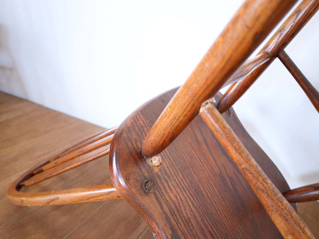 脚が折れてるチェア