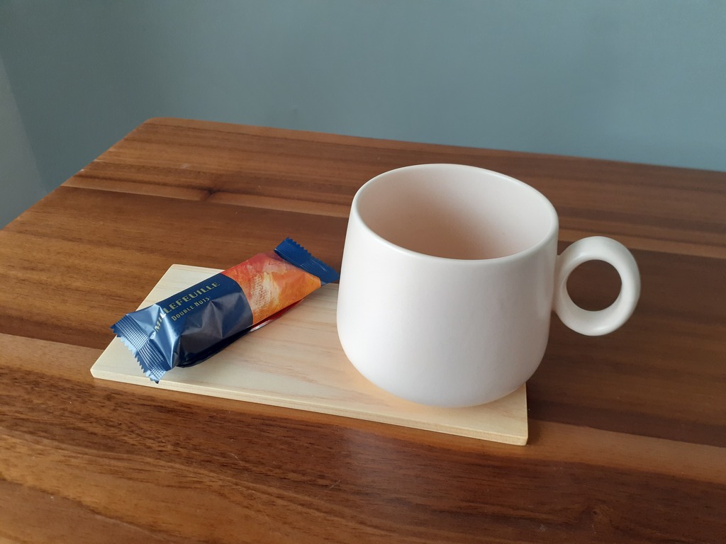 木のコースターとカップ