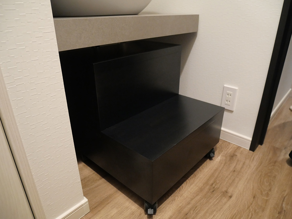 洗面所の下に収まる踏み台