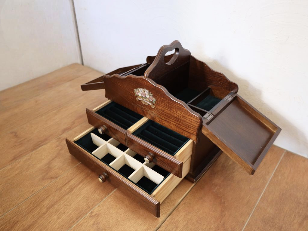 裁縫箱の中身を作り替えて、ジュエリーボックスにリメイク