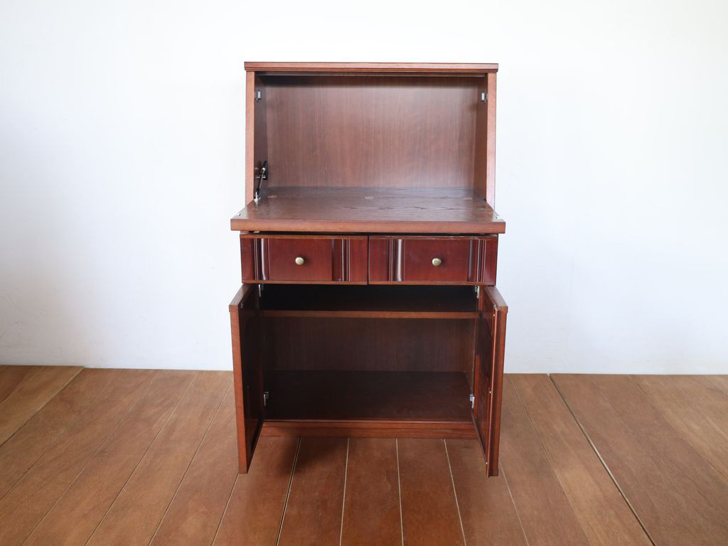 ライティングビューローの収納部分など