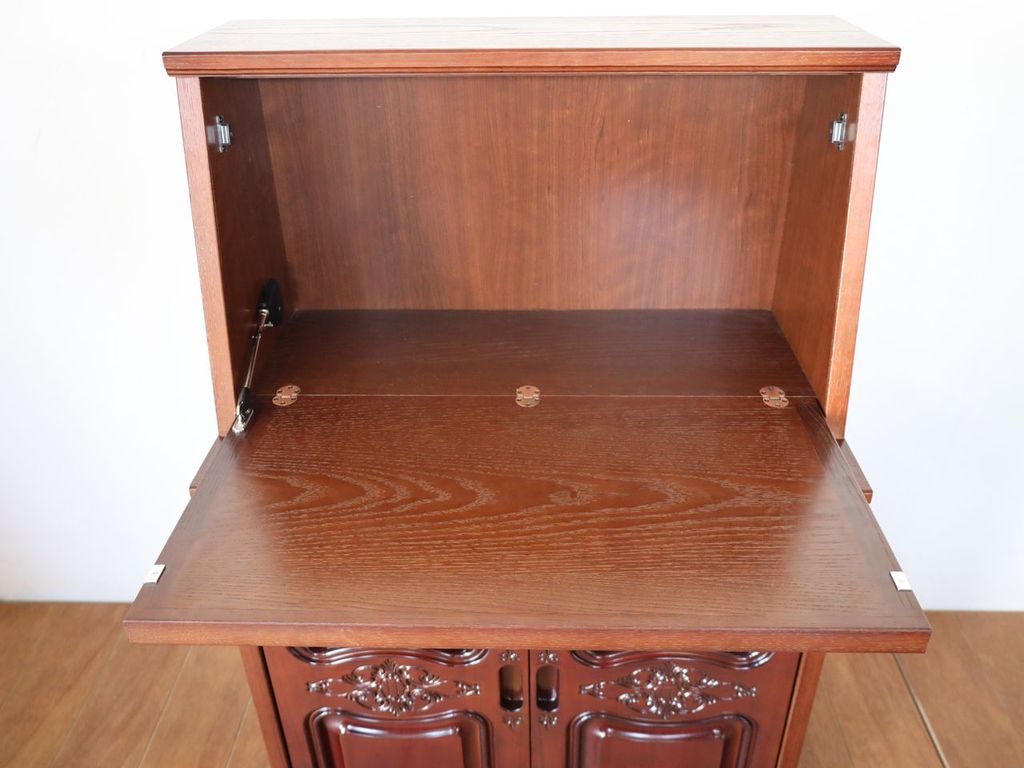 扉を下ろすとデスク天板に