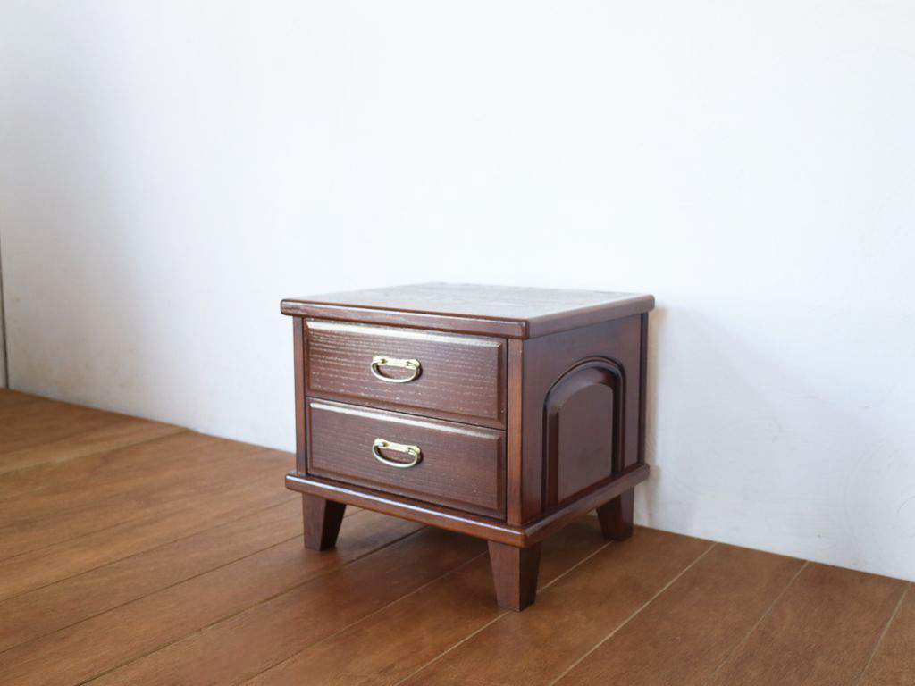 タンスの扉を側板に活かし、面影を残した