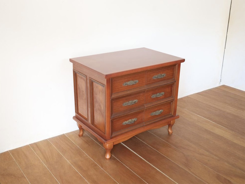 クラシカルな雰囲気の3段チェスト