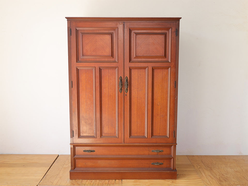 扉が特徴的なタンス