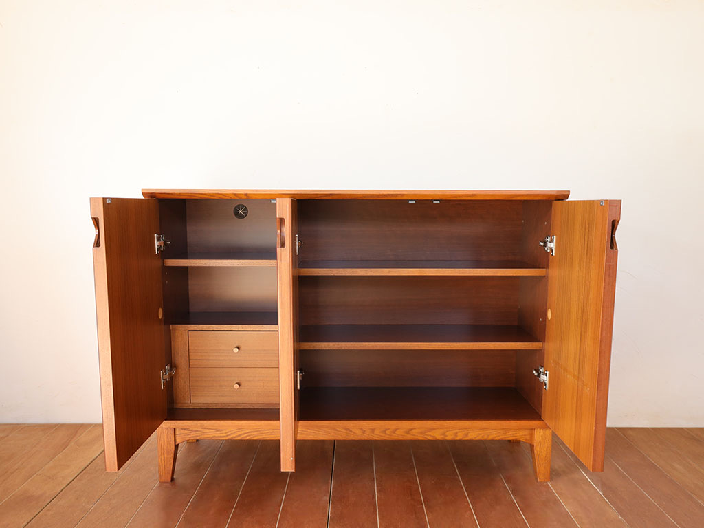 サイドボードの内部