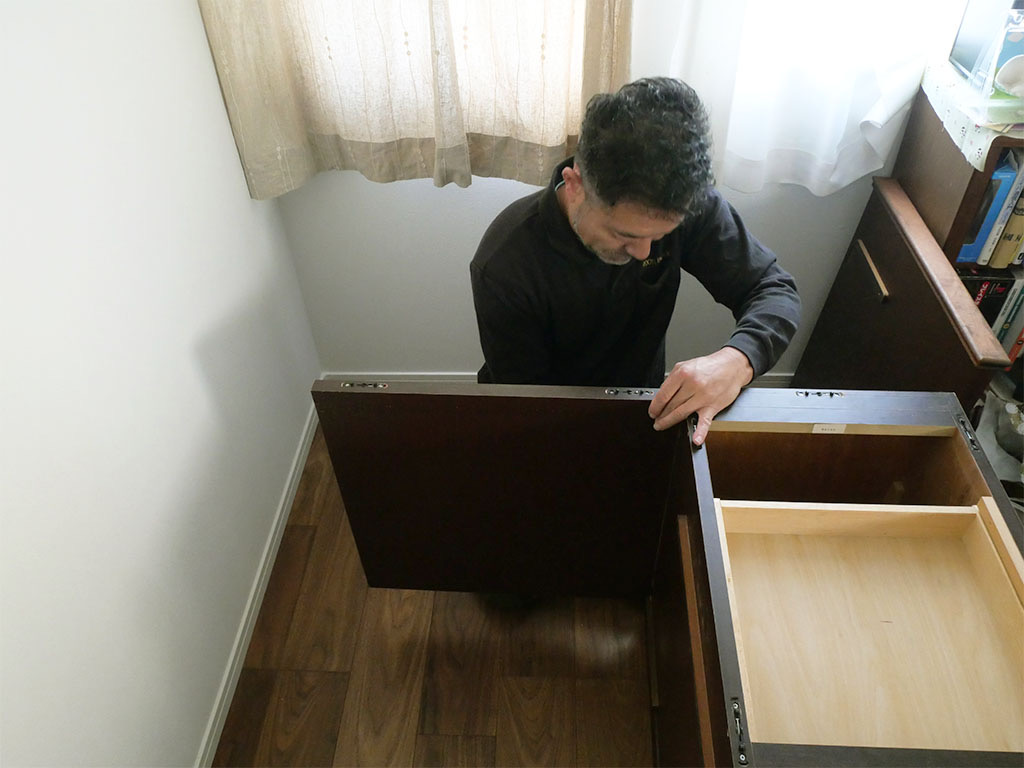 学習机を組み立てる、家具作りたいおっさん