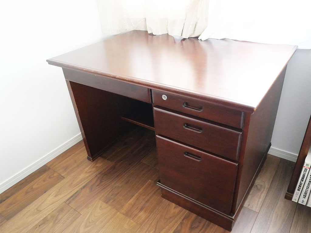 分解した状態で搬入し、お部屋で組み立てた机