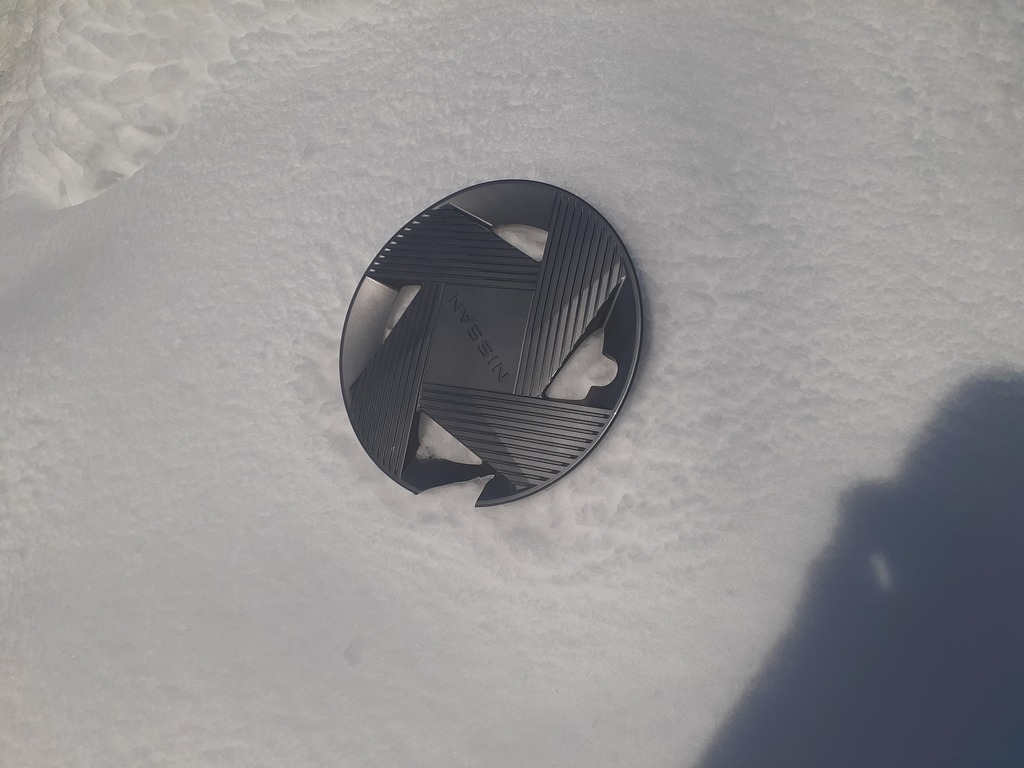 道端に落ちている車の部品