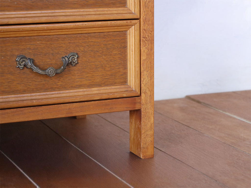 脚付きのチェスト